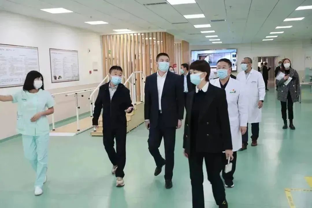 龍港區(qū)人大、區(qū)政府領(lǐng)導(dǎo)一行視察調(diào)研龍港國(guó)際醫(yī)療健康產(chǎn)業(yè)園(圖6)