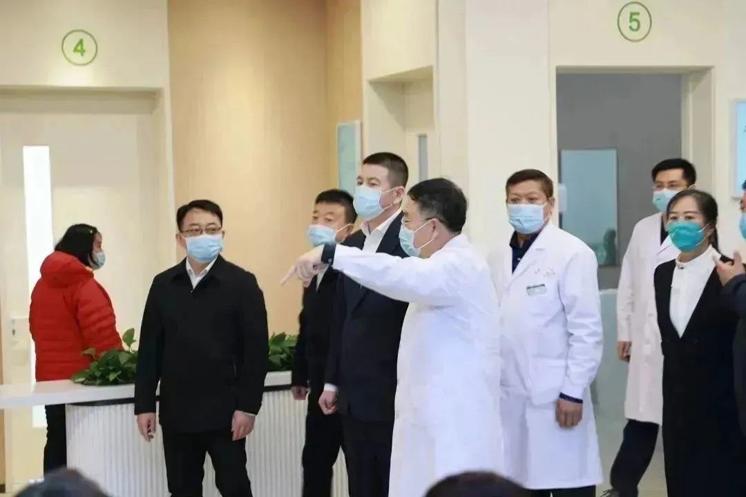 龍港區(qū)人大、區(qū)政府領(lǐng)導(dǎo)一行視察調(diào)研龍港國(guó)際醫(yī)療健康產(chǎn)業(yè)園(圖5)