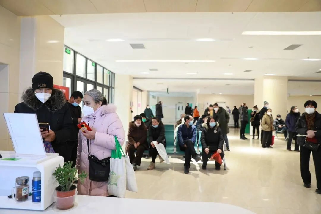 患者如潮，就診場面火爆！市二院著名專家診區(qū)百余位專家陸續(xù)來院出診(圖1)